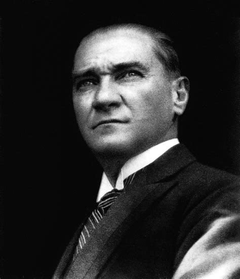 Mustafa Kemal Atatürk: Türkiye Cumhuriyeti’nin Kurucusu ve Önderi
