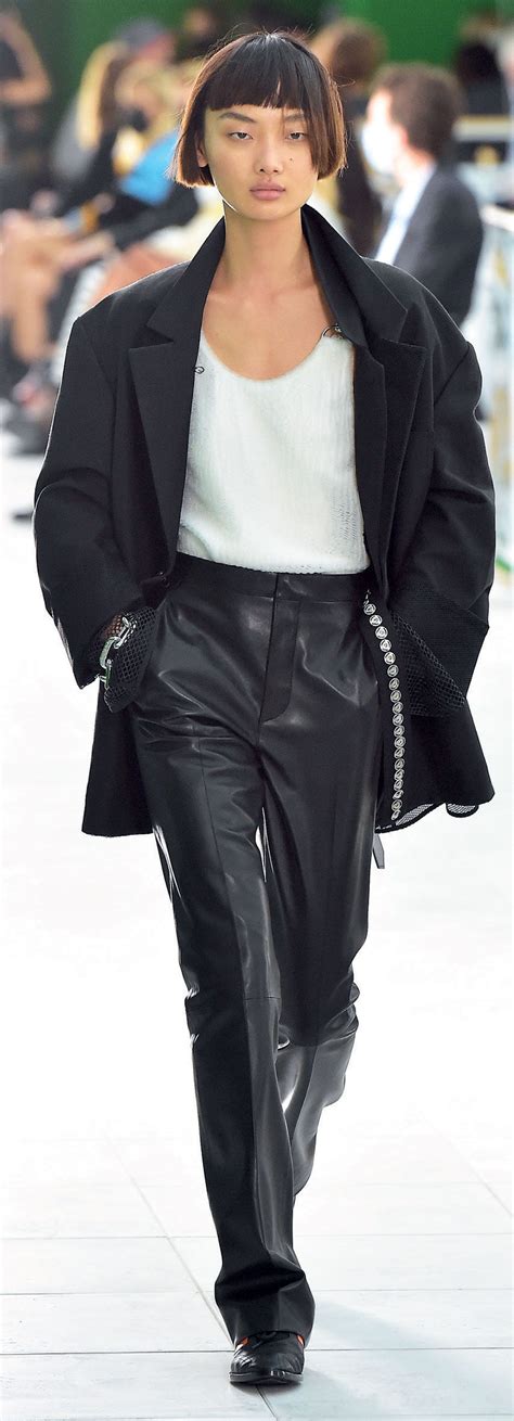 Moda Trendleri 2021: Yeni Sezonun En Popüler Parçaları ve Stil Önerileri